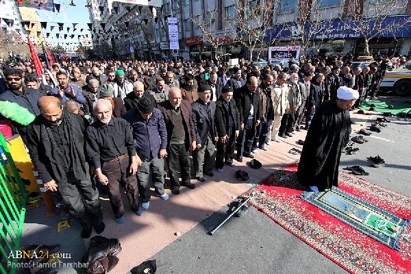 گزارش تصویری/ برپایی نماز جماعت ظهر ۲۸ صفر در خیابان های منتهی به حرم امام رضا(ع)