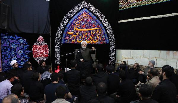 استاد انصاریان: احسان به پدر و مادر عبادت خداست/ مراقب باشیم که نگاه محبتی‌ خود را کجا هزینه می‌کنیم