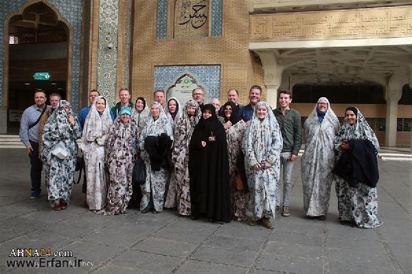به مناسبت میلاد حضرت عیسی(ع)؛ استقبال از توریست‌های ۱۵ کشور خارجی در حرم حضرت معصومه(س) + عکس