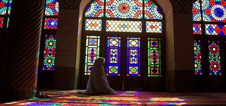 لطفا راه حلی بیان کنید که در نماز حواسمان پرت نشود